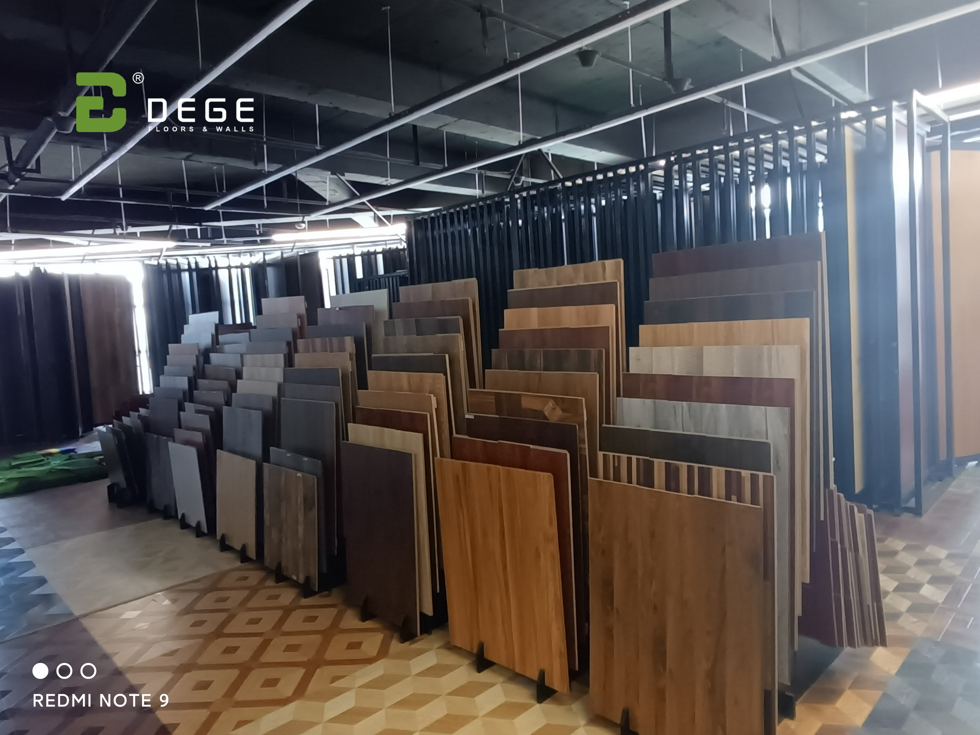 DEGE 350㎡ كۆرگەزمە زالى - SPC WPC لامنات قەۋىتى ۋە تاملارنىڭ تۇنجى نەق مەيدان پروگراممىسى