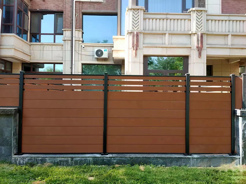 Chì tippu di recinzione di giardinu esterno hè u vostru preferitu?