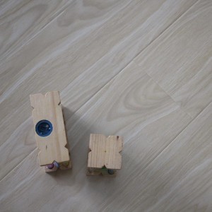 Natural oak color 12mm laminate flooring